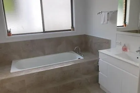 Spacious Modern Home Outstanding Views Sleeps 9 Hobart 0*,