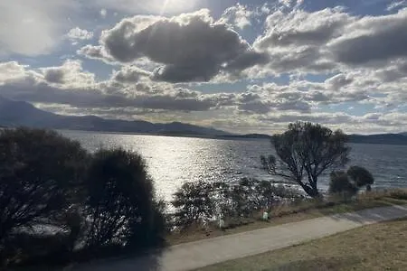 Spacious Modern Home Outstanding Views sleeps 9 Hobart 0*,