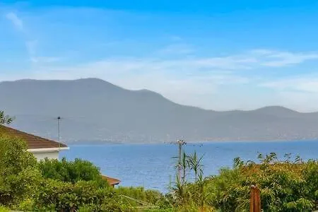 Spacious Modern Home Outstanding Views sleeps 9 Hobart