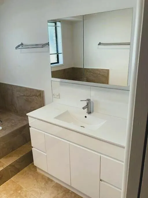 Spacious Modern Home Outstanding Views sleeps 9 Hobart