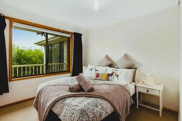 Spacious Modern Home Outstanding Views sleeps 9 Hobart