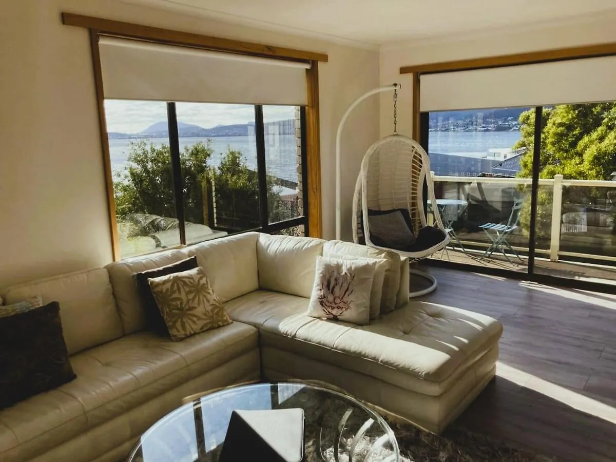 Spacious Modern Home Outstanding Views sleeps 9 Hobart